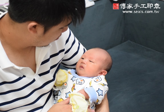 洋洋(新北中和區到府嬰兒寶寶滿月剃頭理髮、免費到府嬰兒剃胎毛儀式吉祥話)。到府剃頭剃胎毛主持、專業拍照、DVD光碟、證書。★購買「臍帶章、肚臍章、胎毛筆刷印章」贈送：剃頭、收涎、抓周，三選一。2015.10.31 照片18